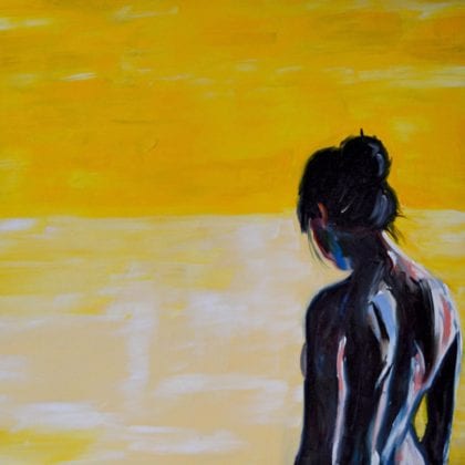אישה על רקע נוף צהוב
